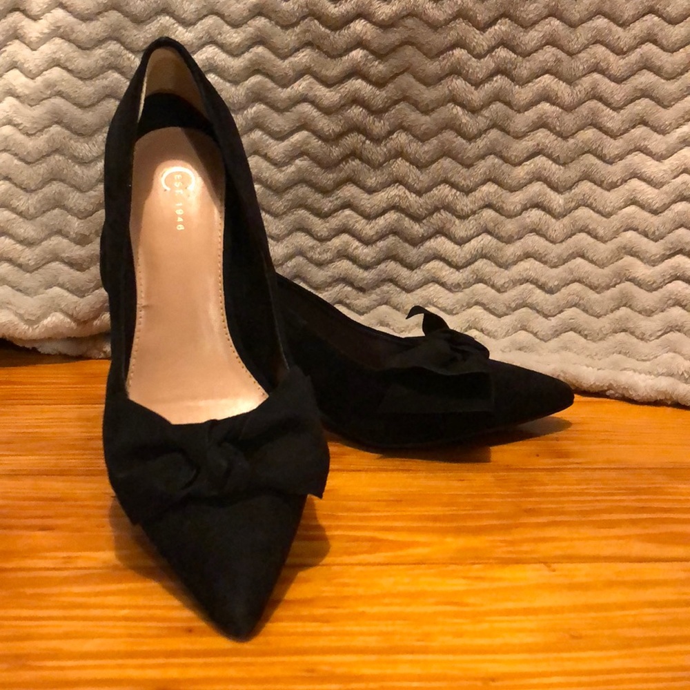 Black pumps with cute bow